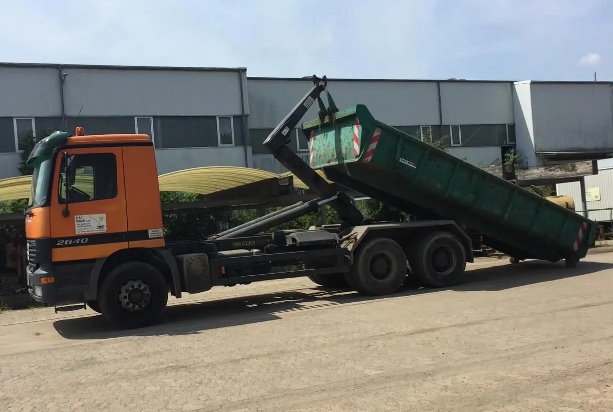Auflegen eines Abrollcontainers auf einen LKW der G&C Rasch GmbH